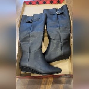 Size 6 black AZ anella. Small wedge heels.